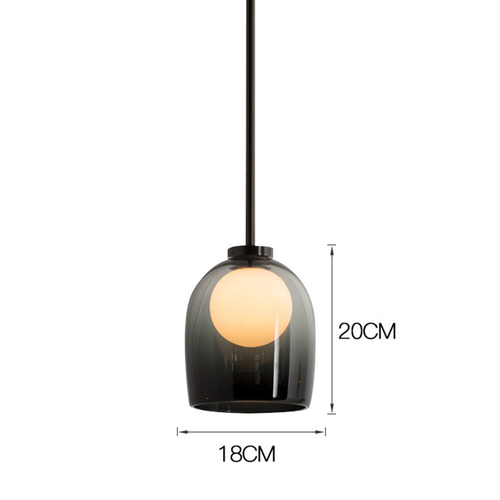 Moderne pendellampe med elegant design, klar og røykfarget glasskjerm. Ideell for oppgradering av belysning i hjemmet.