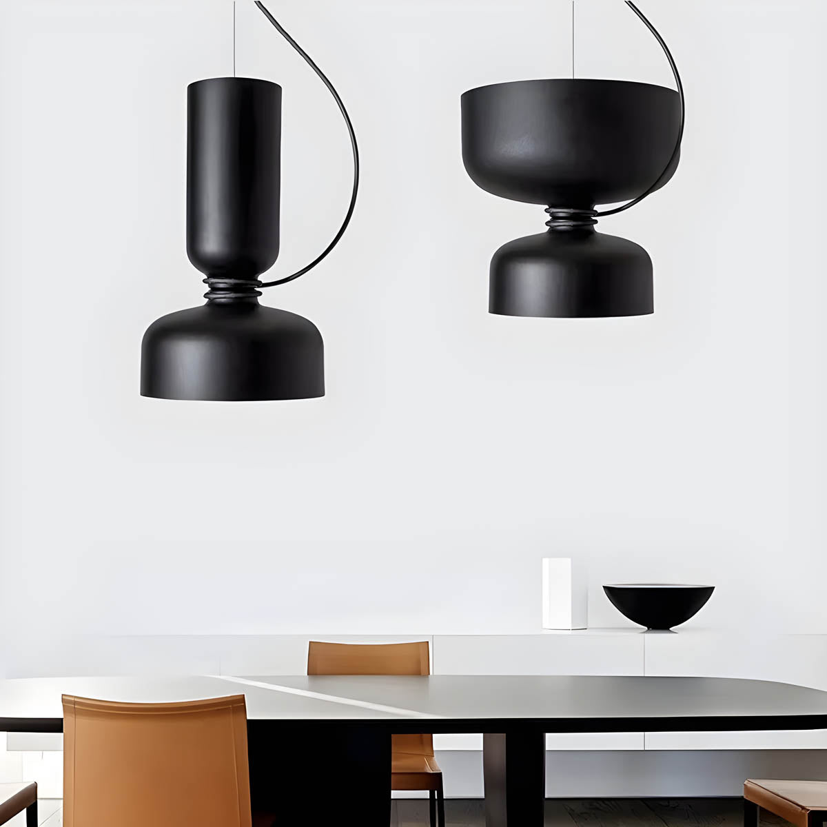 "Moderne pendellampe med geometrisk design, sirkulær form, og dristige kurver, perfekt for interiørbelysning."