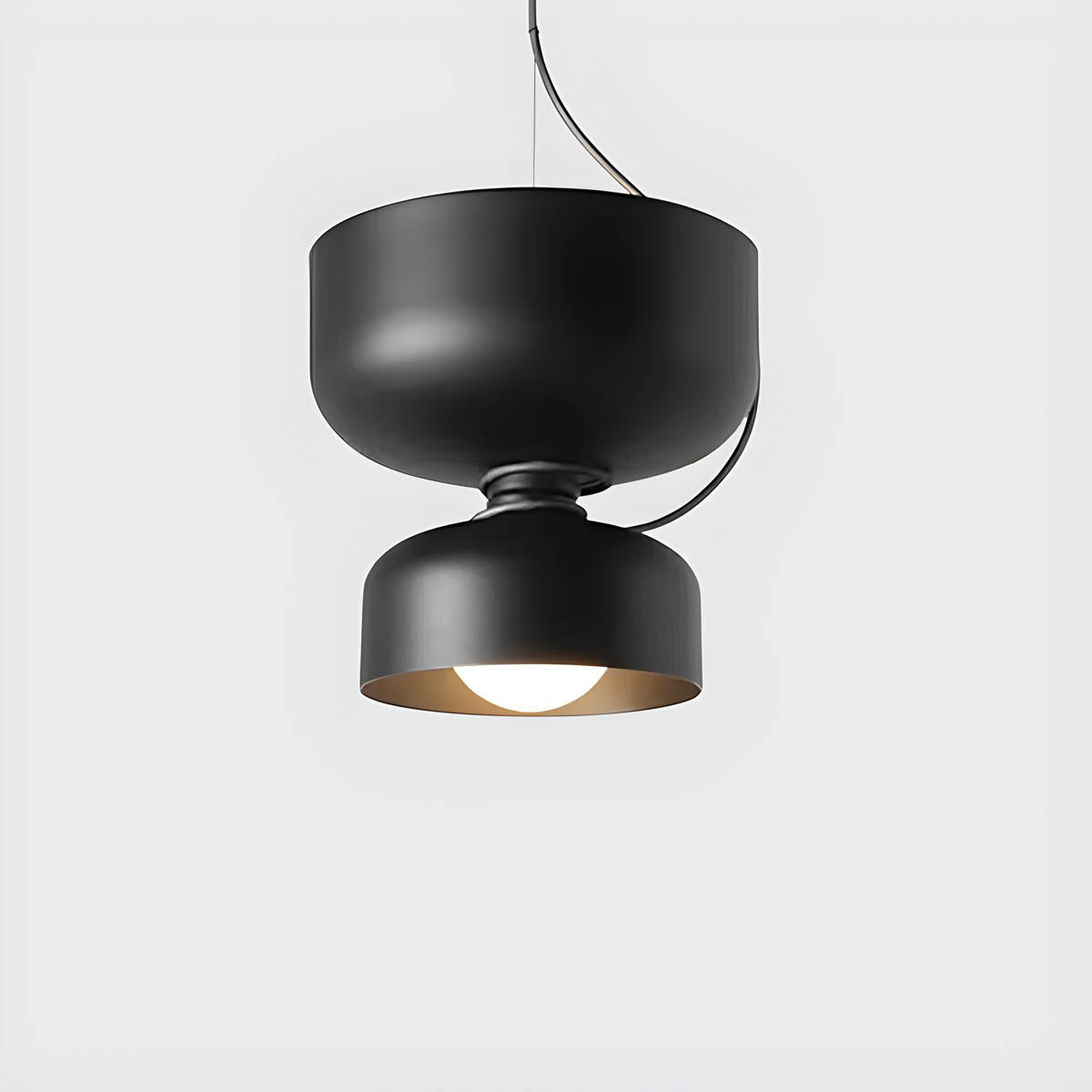 "Moderne pendellampe med geometrisk design, sirkulær form, og dristige kurver, perfekt for interiørbelysning."