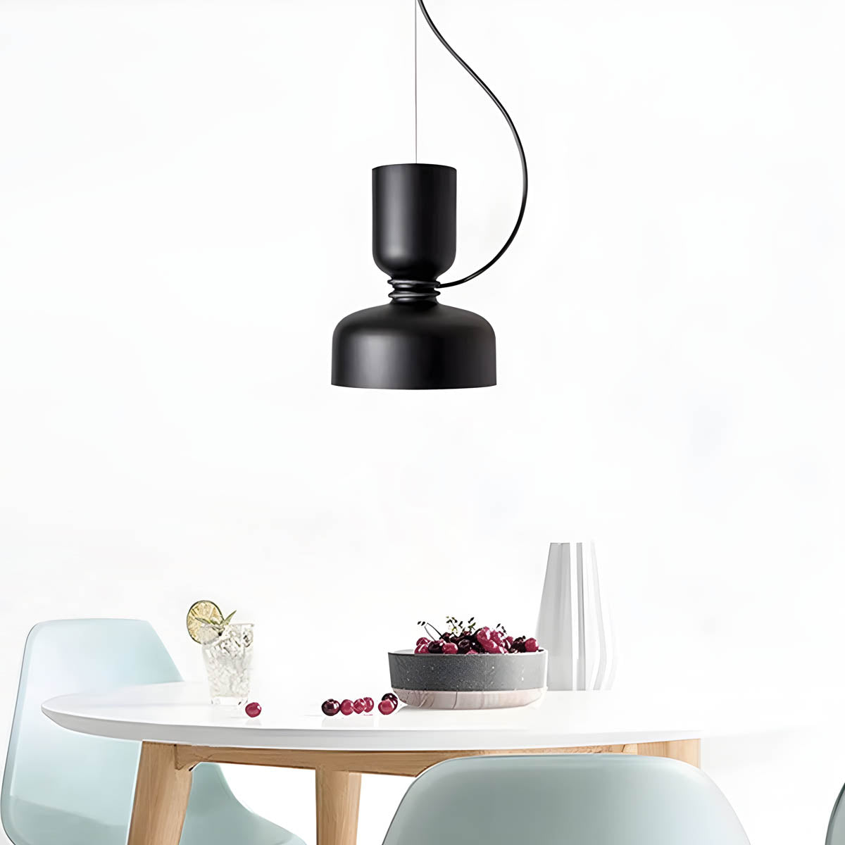 "Moderne pendellampe med geometrisk design, sirkulær form, og dristige kurver, perfekt for interiørbelysning."