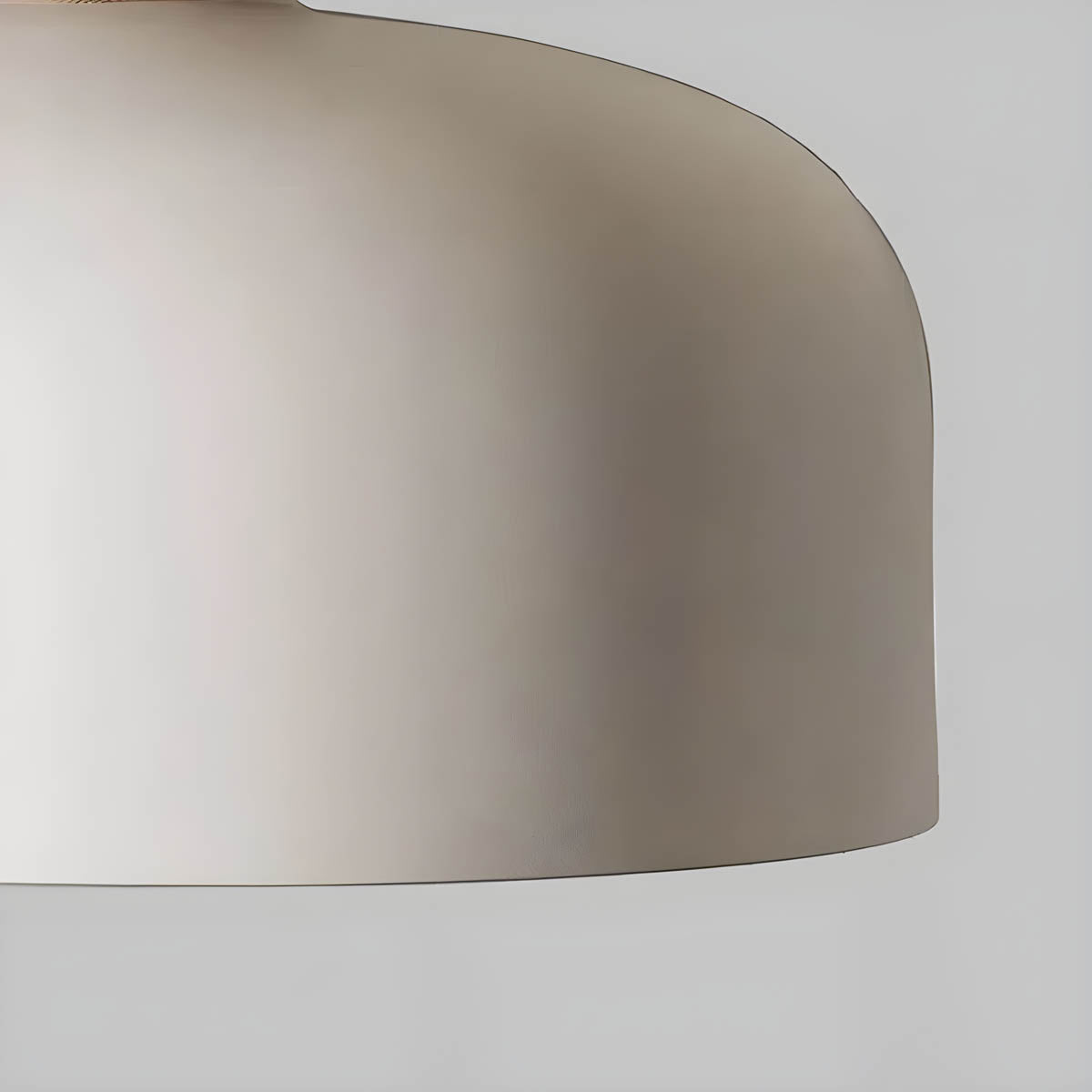"Moderne pendellampe med geometrisk design, sirkulær form, og dristige kurver, perfekt for interiørbelysning."
