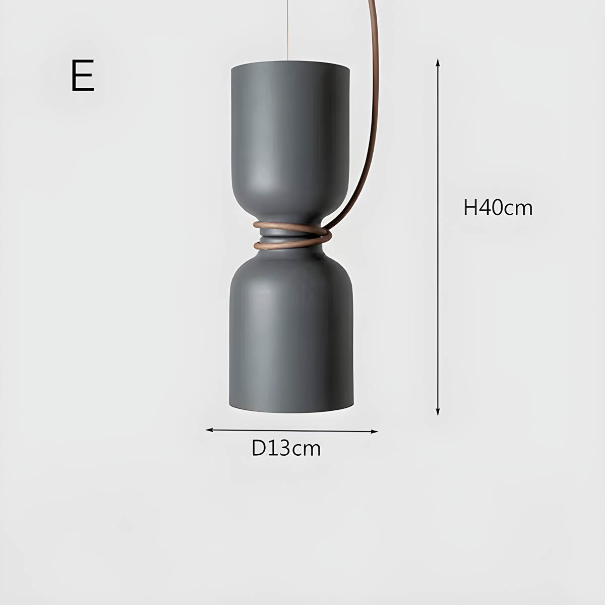 "Moderne pendellampe med geometrisk design, sirkulær form, og dristige kurver, perfekt for interiørbelysning."