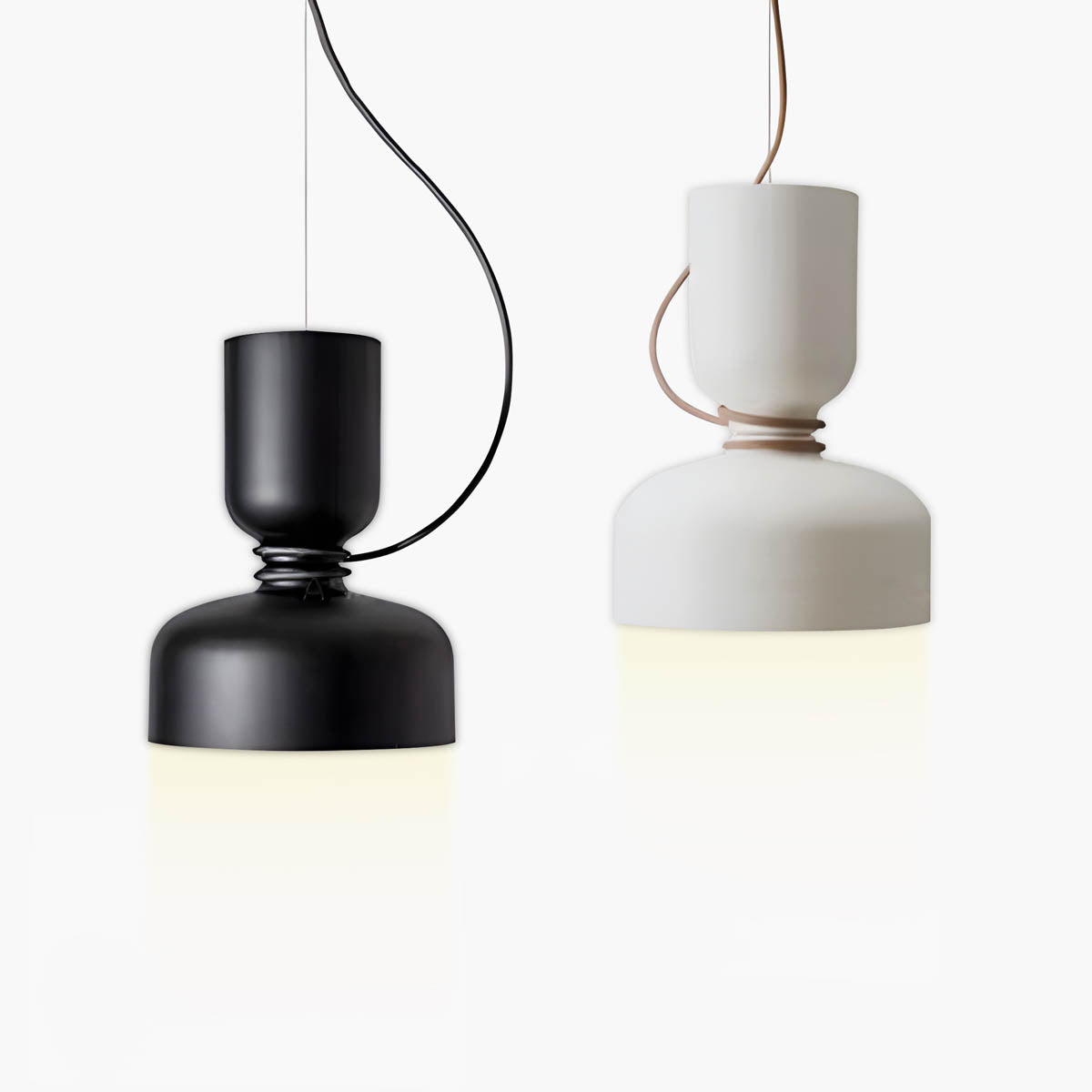 "Moderne pendellampe med geometrisk design, sirkulær form, og dristige kurver, perfekt for interiørbelysning."