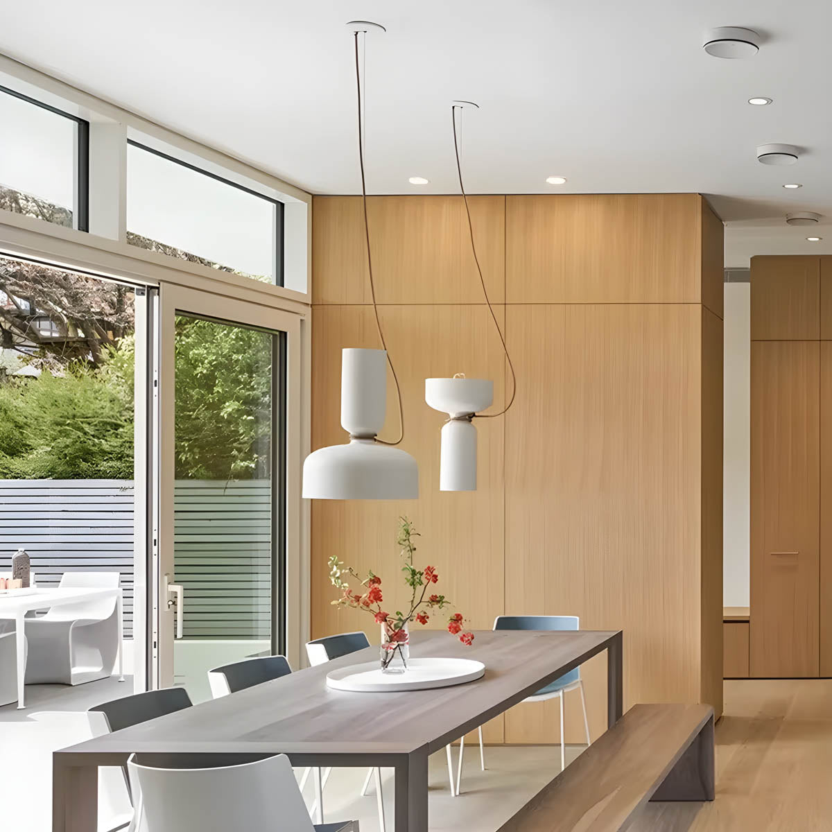 "Moderne pendellampe med geometrisk design, sirkulær form, og dristige kurver, perfekt for interiørbelysning."