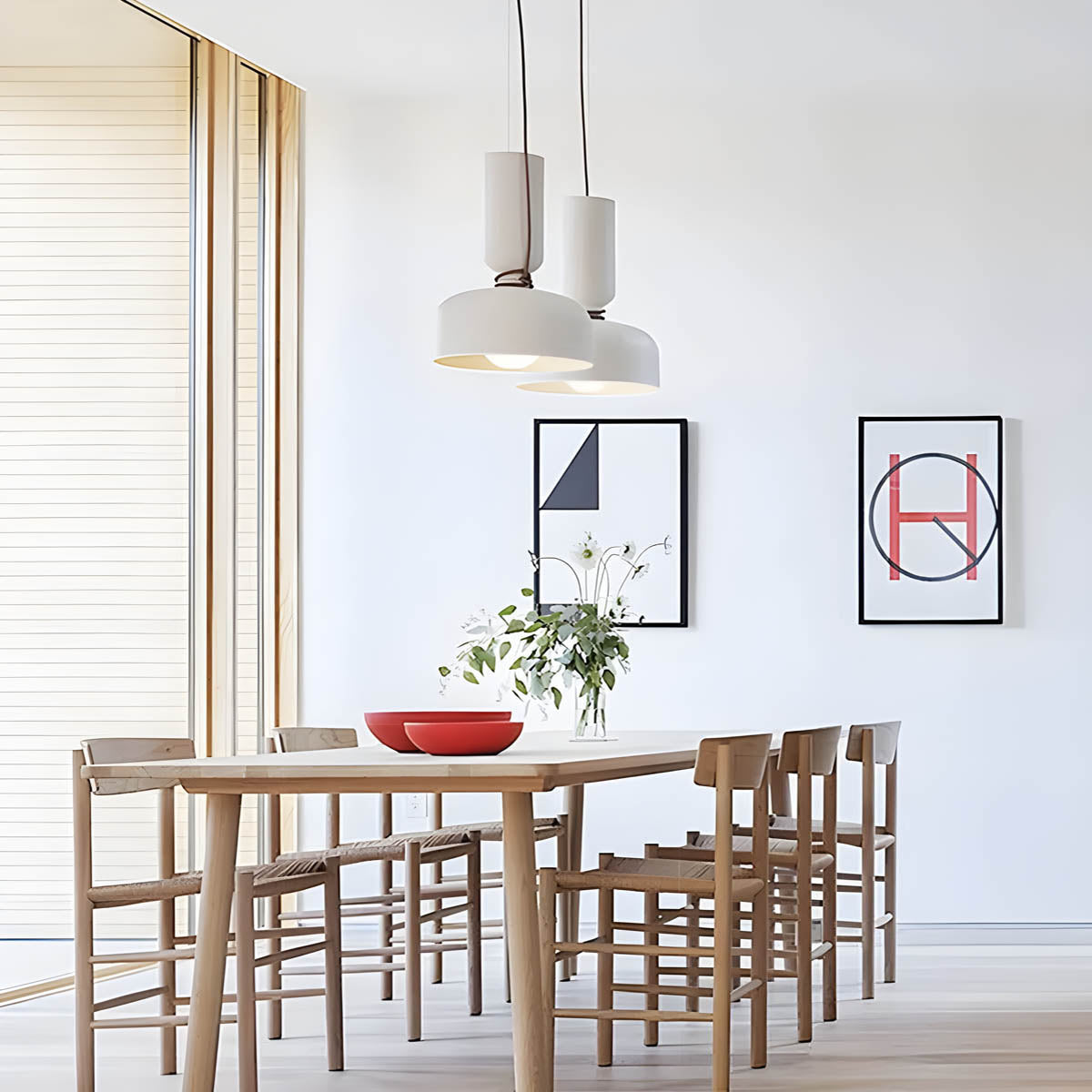 "Moderne pendellampe med geometrisk design, sirkulær form, og dristige kurver, perfekt for interiørbelysning."
