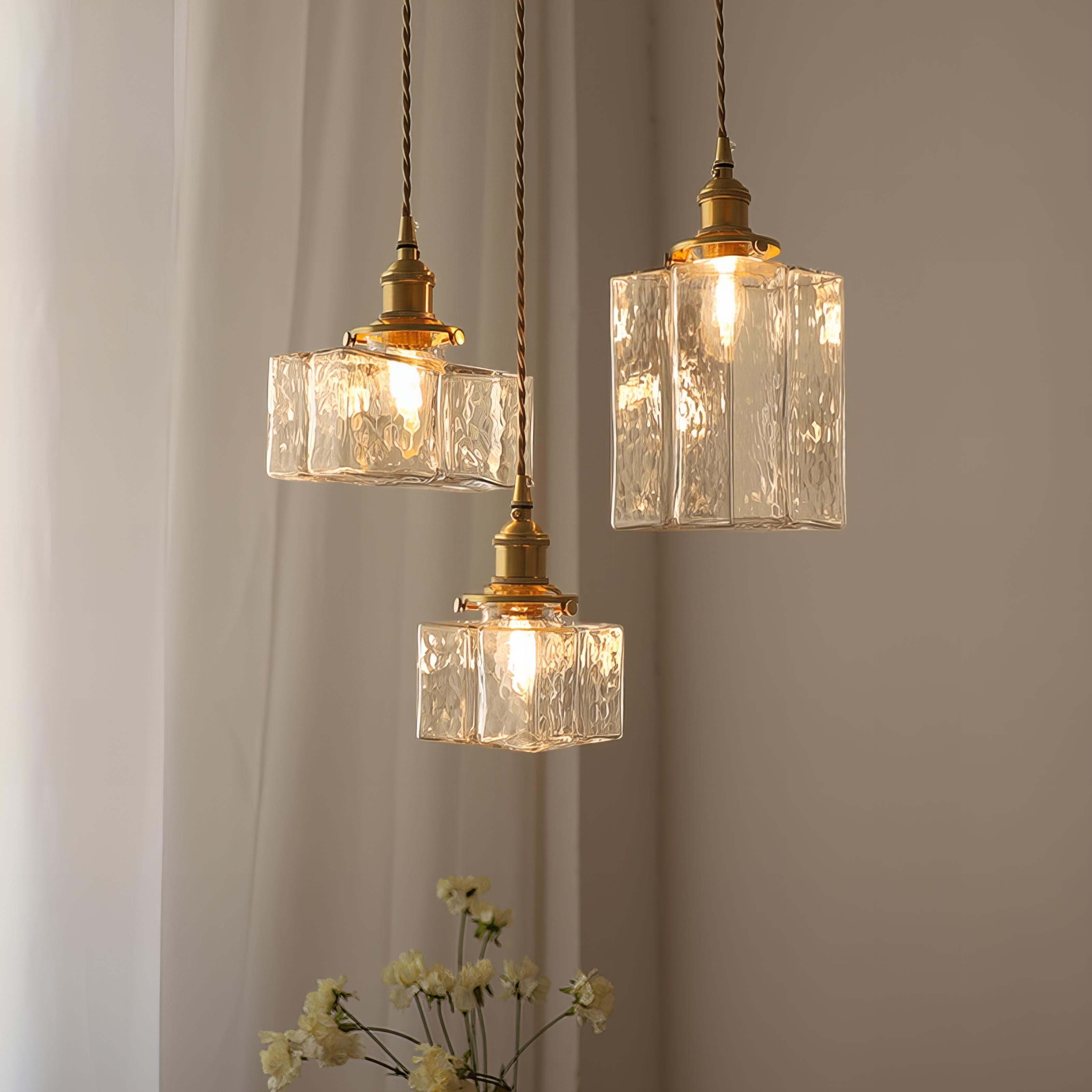 "Moderne retro glasslampe med sofistikerte gullfargede ledninger, elegant hengende design for luksuriøst interiør."