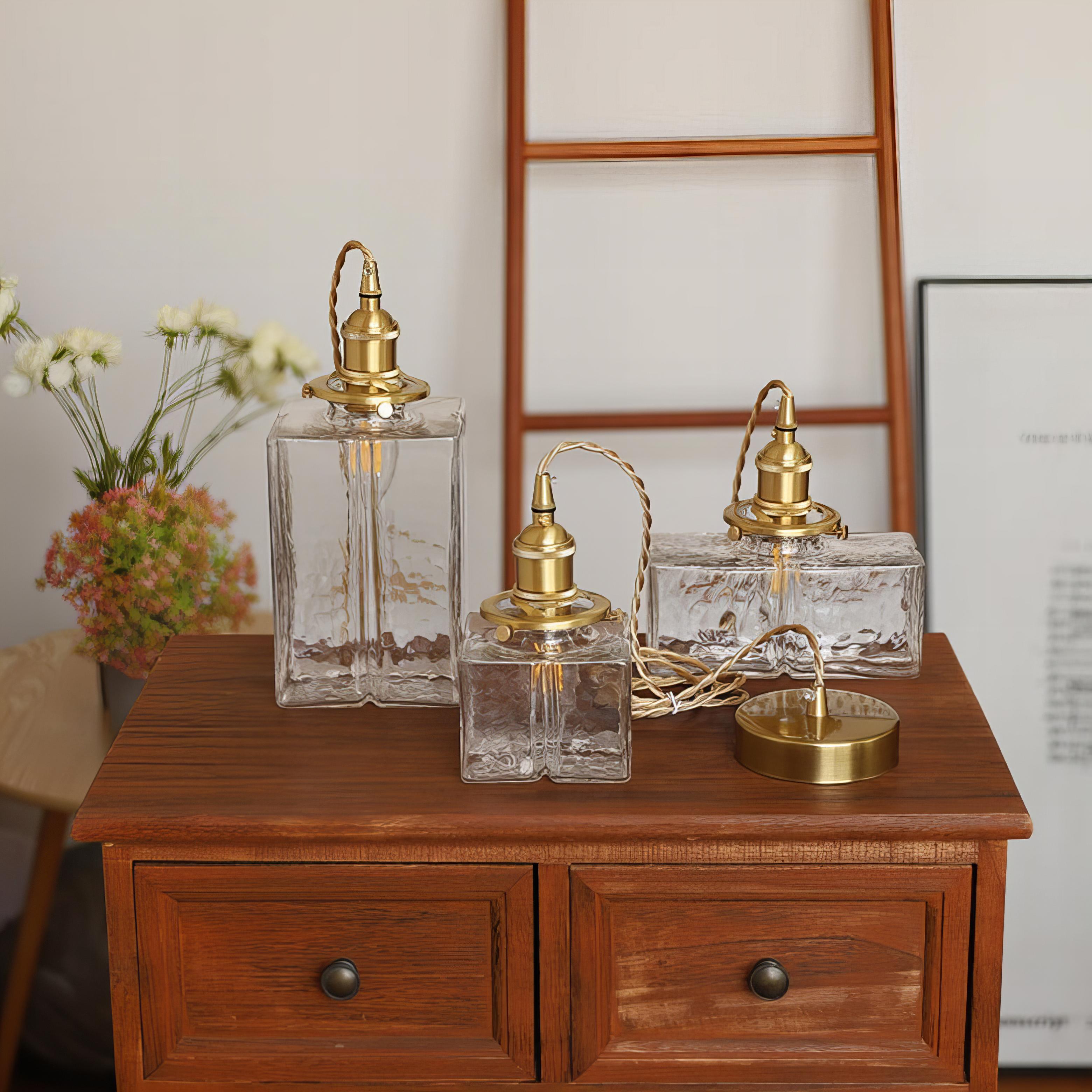 "Moderne retro glasslampe med sofistikerte gullfargede ledninger, elegant hengende design for luksuriøst interiør."
