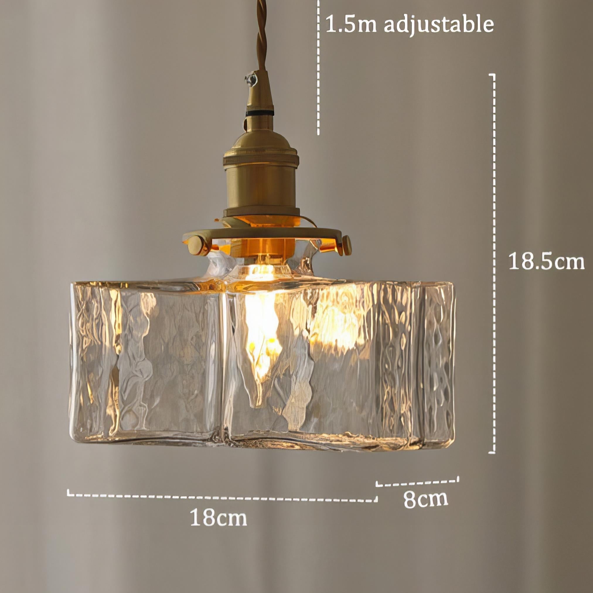 "Moderne retro glasslampe med sofistikerte gullfargede ledninger, elegant hengende design for luksuriøst interiør."