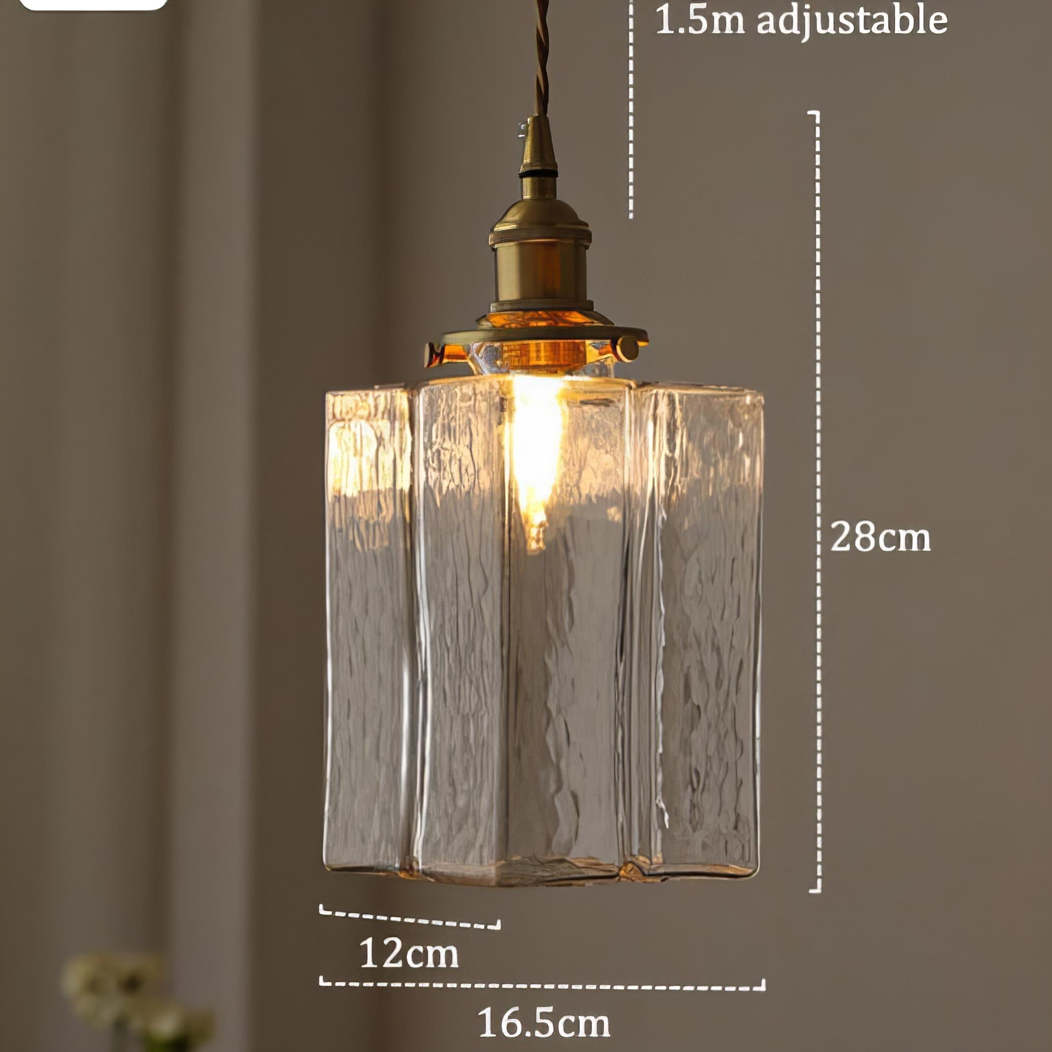 "Moderne retro glasslampe med sofistikerte gullfargede ledninger, elegant hengende design for luksuriøst interiør."