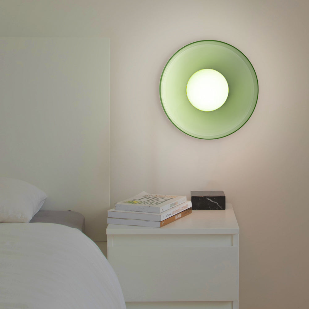 "Moderne rund taklampe med varm belysning, sofistikert glassdesign i grønn, hvit eller rosa matt finish."