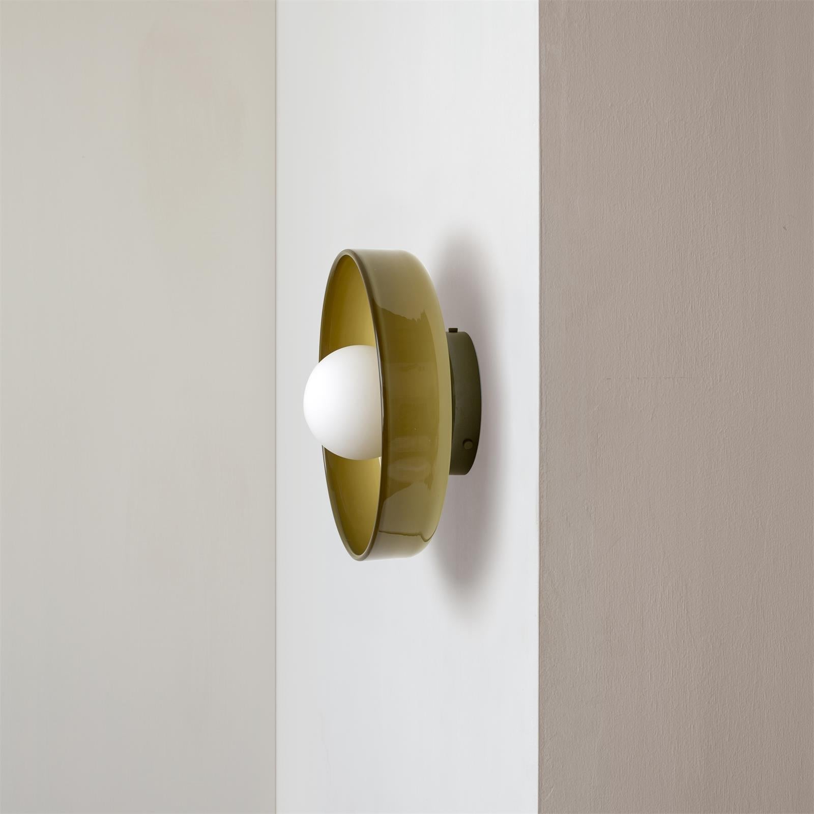 "Moderne rund taklampe med varm belysning, sofistikert glassdesign i grønn, hvit eller rosa matt finish."