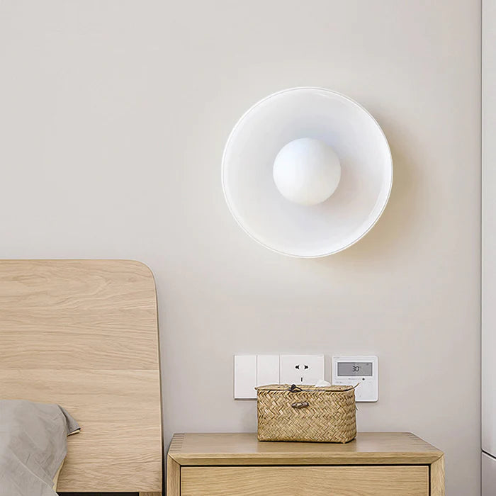 "Moderne rund taklampe med varm belysning, sofistikert glassdesign i grønn, hvit eller rosa matt finish."