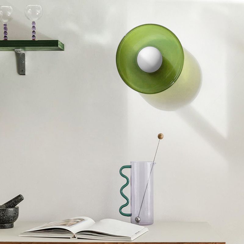 "Moderne rund taklampe med varm belysning, sofistikert glassdesign i grønn, hvit eller rosa matt finish."