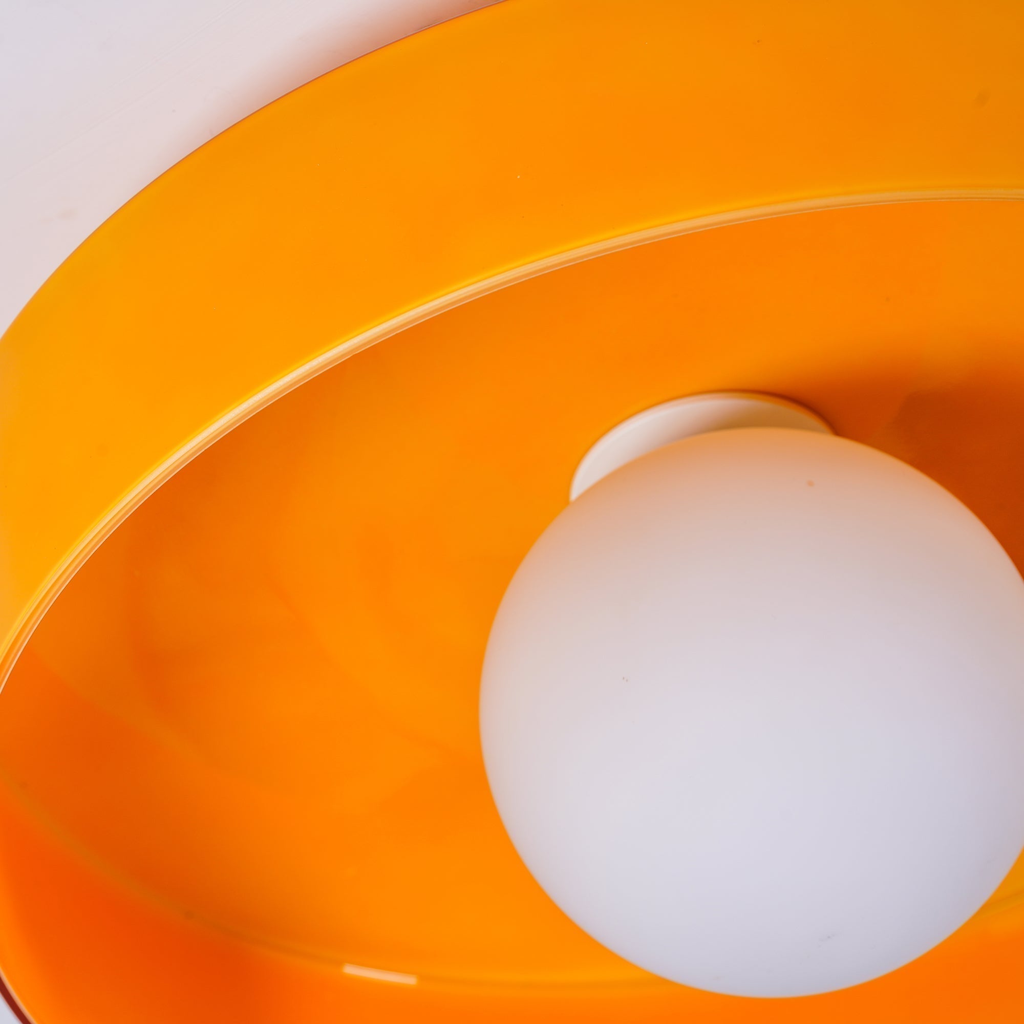 "Moderne rund taklampe med varm belysning, sofistikert glassdesign i grønn, hvit eller rosa matt finish."