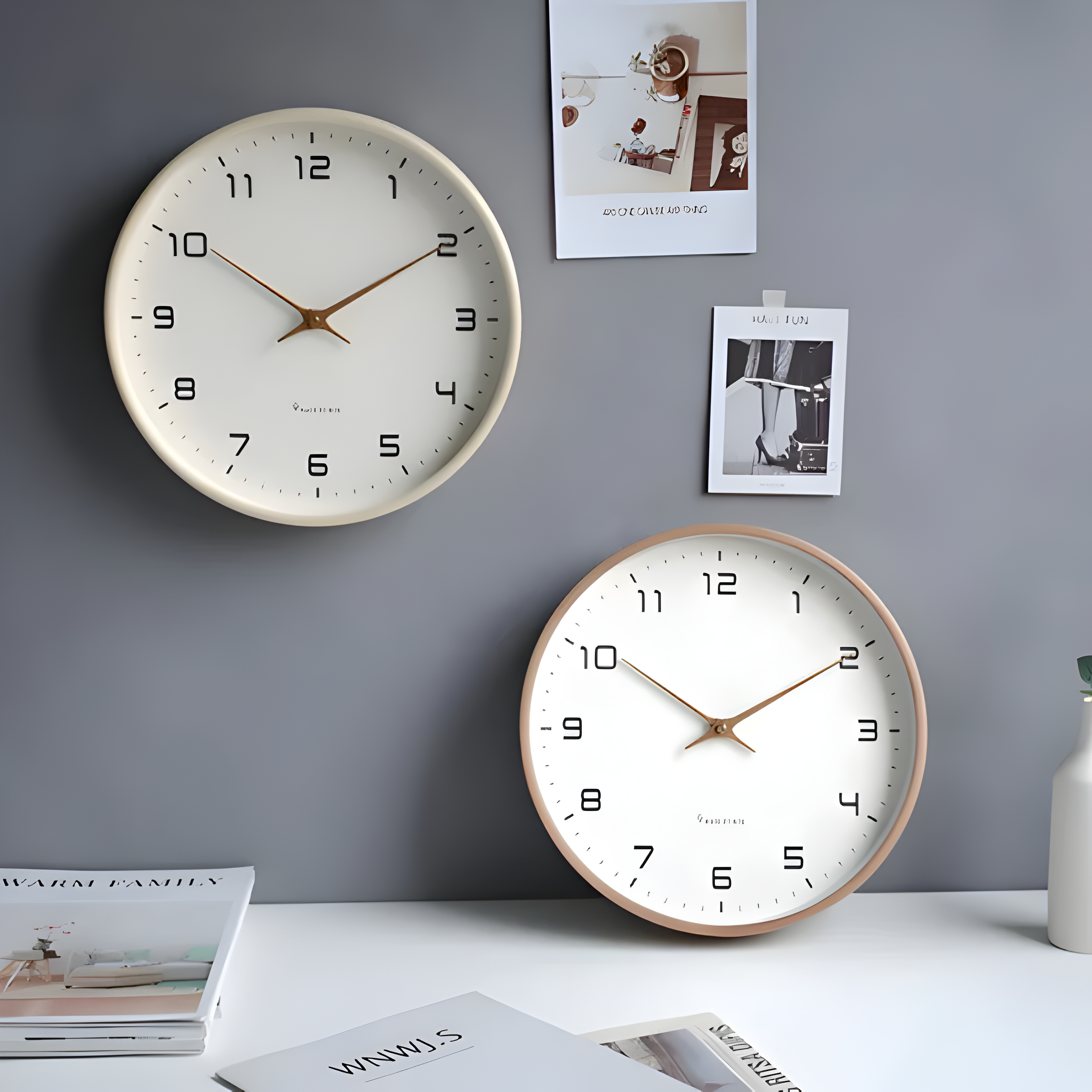 "Moderne rund veggklokke i stillegående tre, minimalistisk design, perfekt for moderne hjem og rolig interiør."