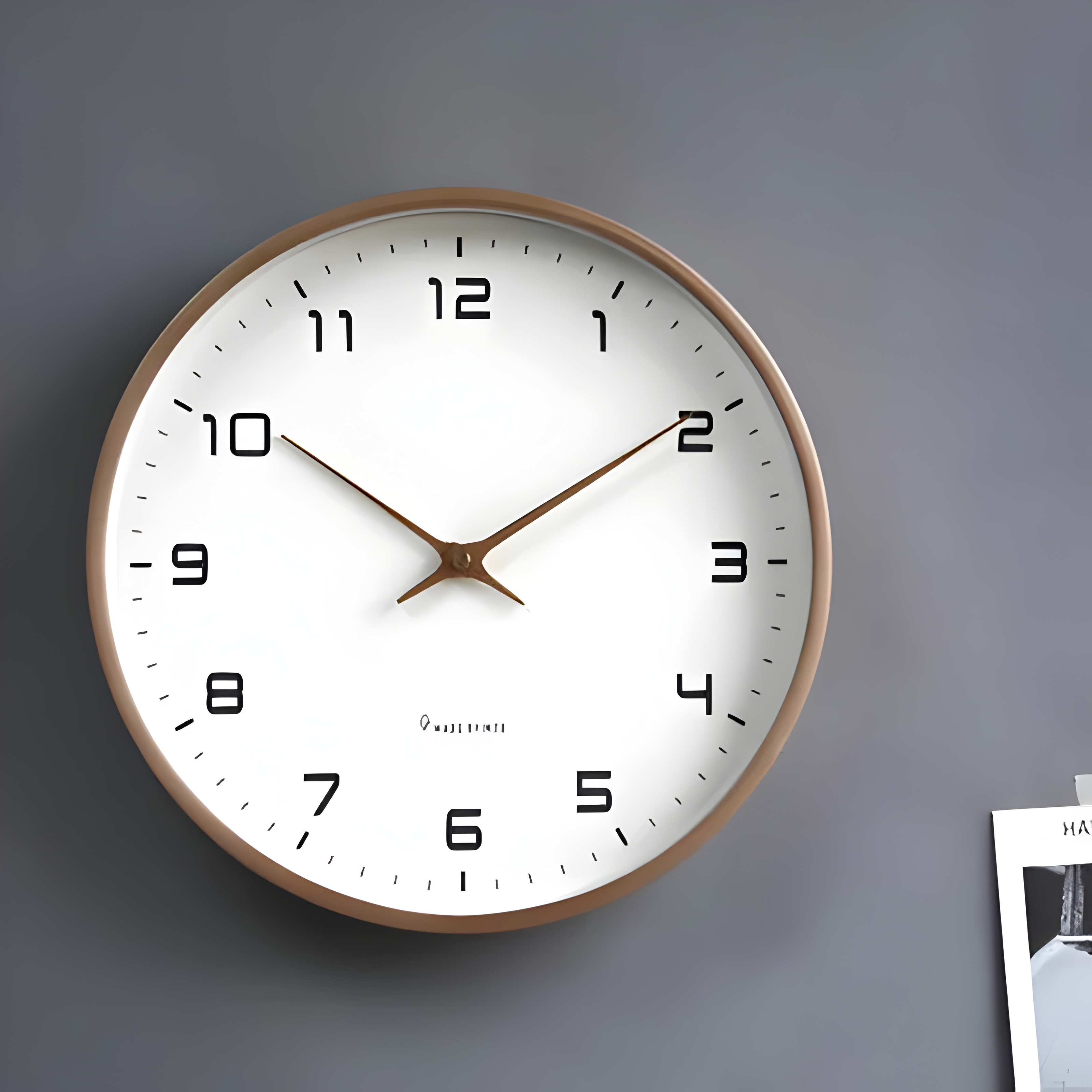 "Moderne rund veggklokke i stillegående tre, minimalistisk design, perfekt for moderne hjem og rolig interiør."