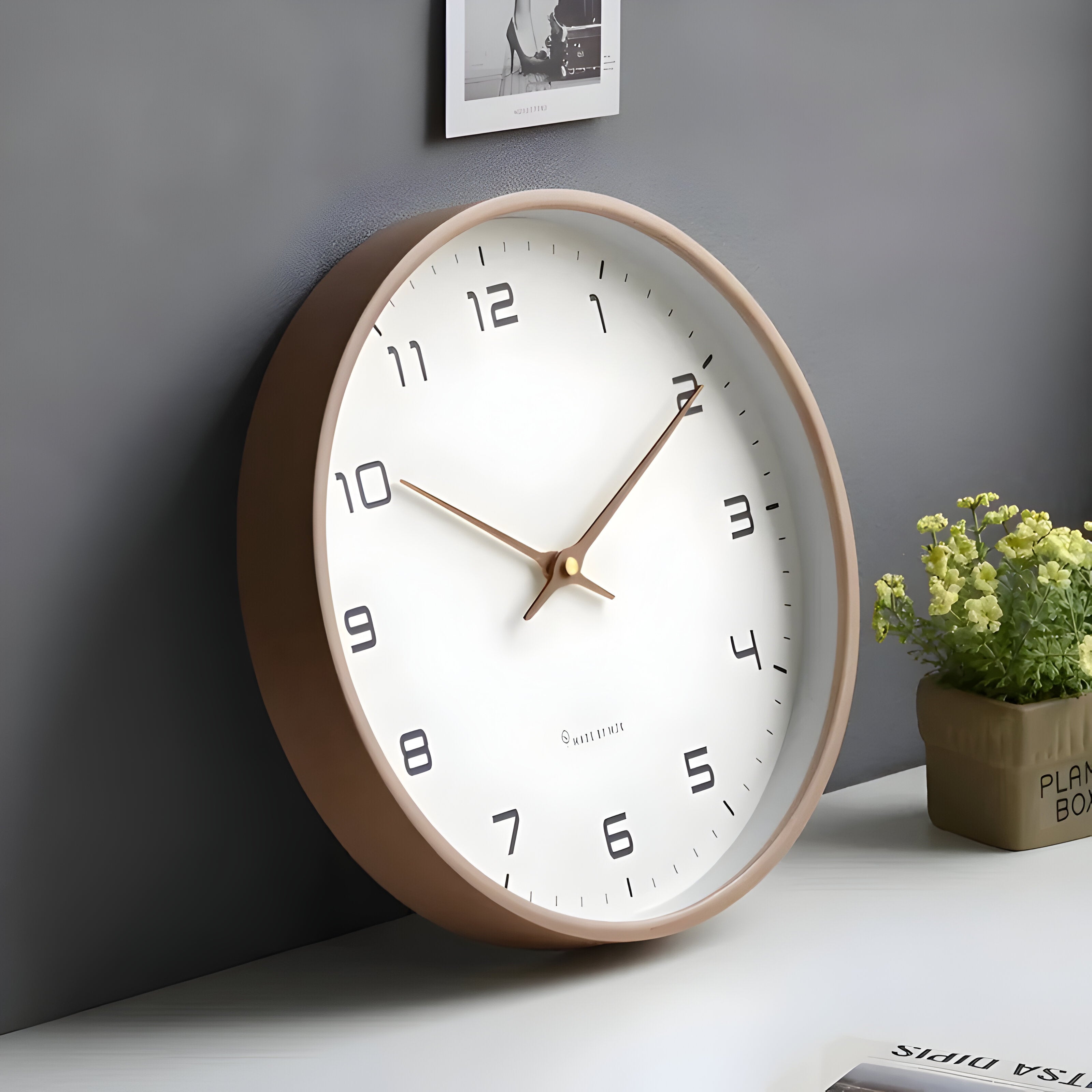 "Moderne rund veggklokke i stillegående tre, minimalistisk design, perfekt for moderne hjem og rolig interiør."