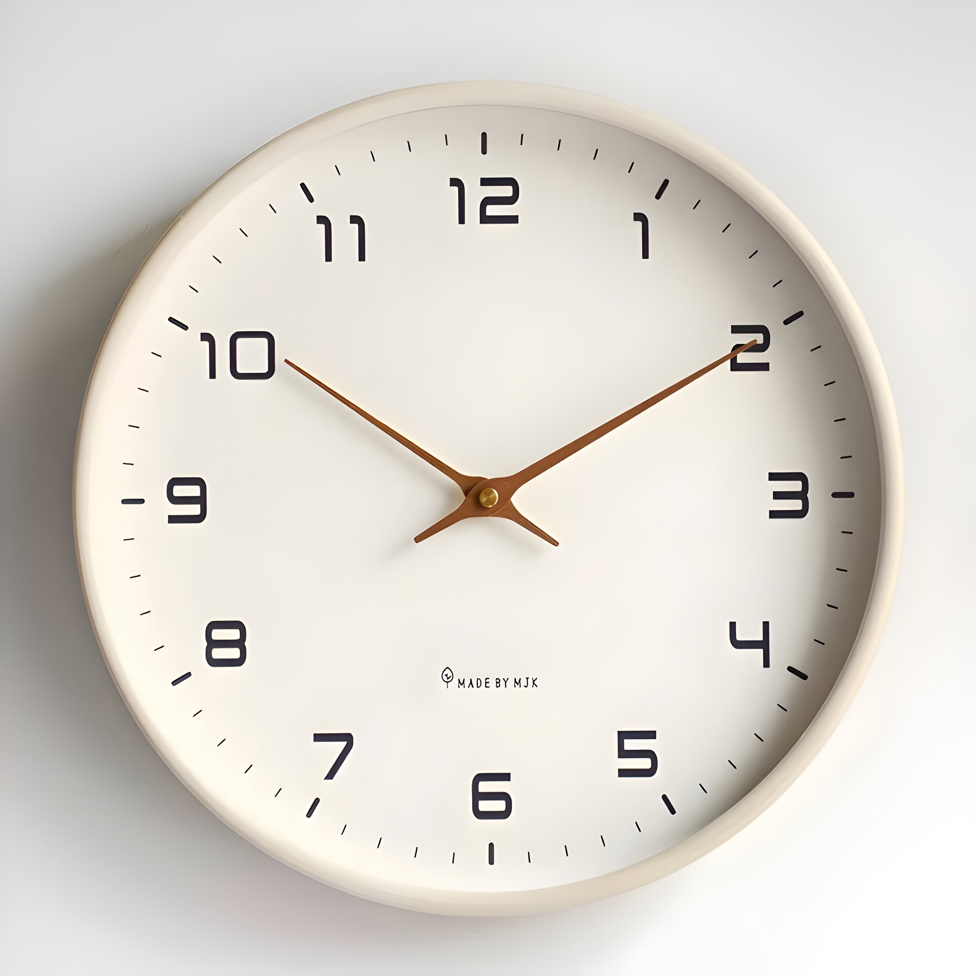 "Moderne rund veggklokke i stillegående tre, minimalistisk design, perfekt for moderne hjem og rolig interiør."