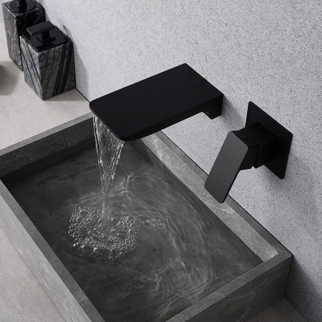 Minimalistisk berøringsfri veggkran for moderne kjøkken eller bad. Svart design, hygienisk, vannbesparende.