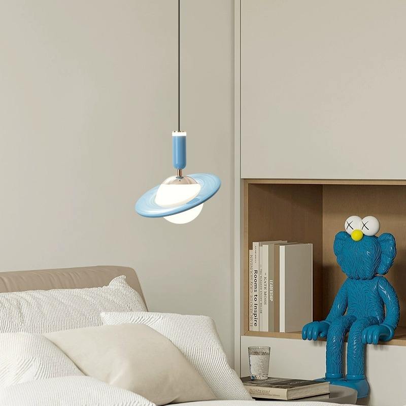 "Moderne Saturn Design pendellampe med slående ringer og justerbar høyde, LED-belysning i oransje, blå eller hvit."