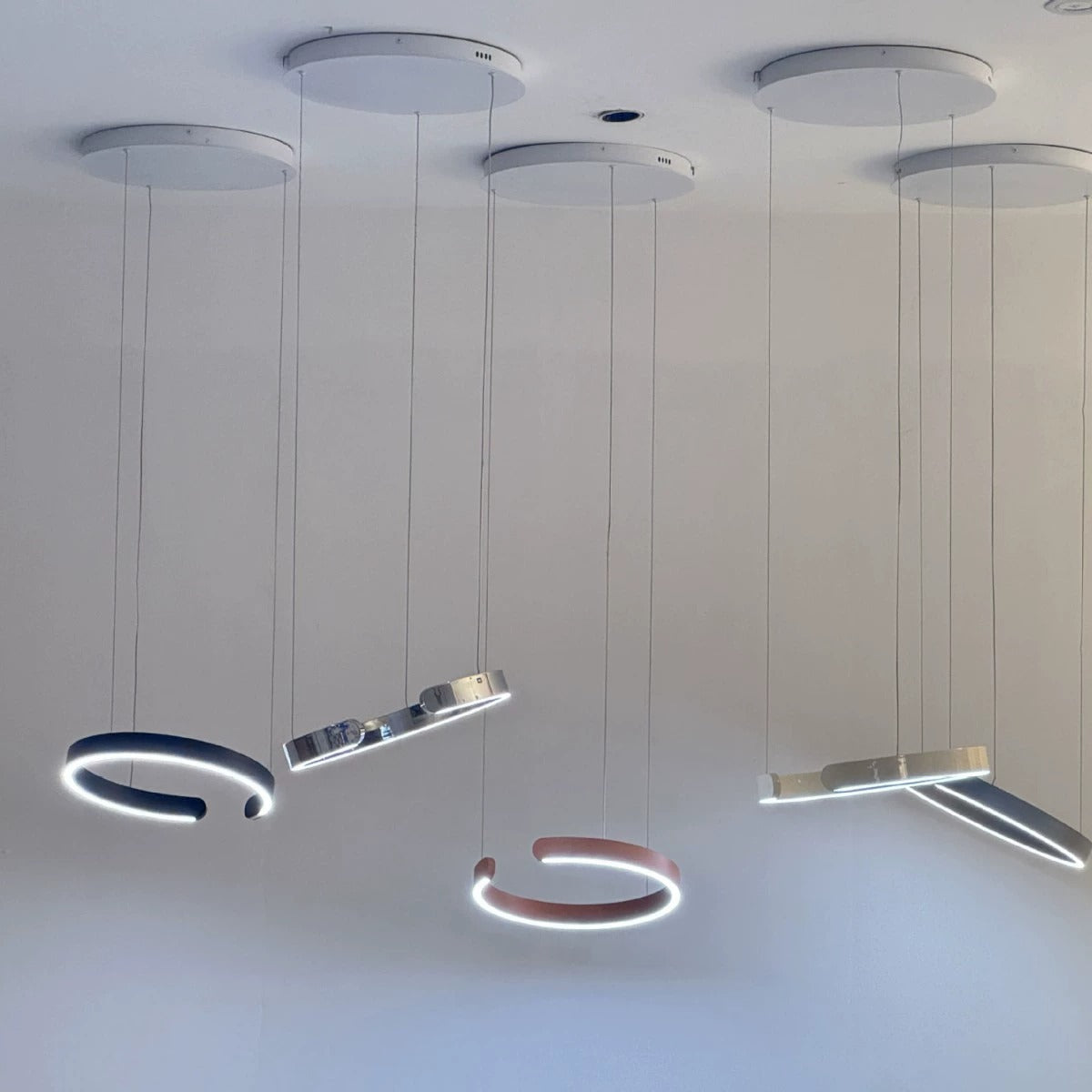Dekorativ sirkulær pendellampe med dimbar LED-teknologi. Moderne taklampe som passer perfekt i stue og spisestue.