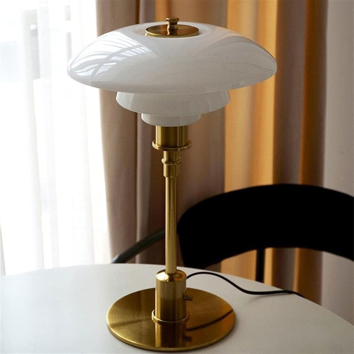 Funksjonell bordlampe for kontor/lesing. Moderne skandinavisk stil, energieffektiv LED belysning.