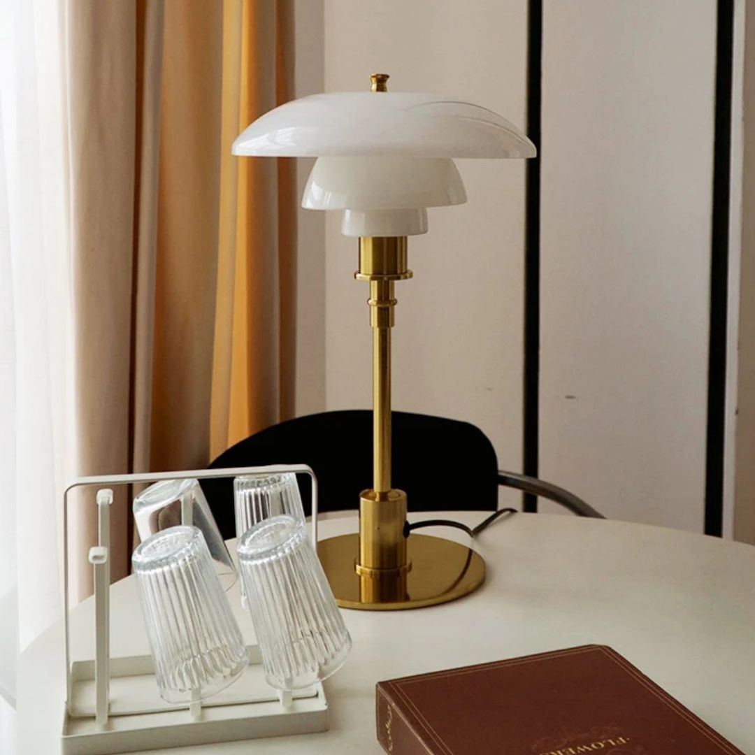 Moderne bordlampe i skandinavisk design. Perfekt som stemningslys eller leselampe med LED teknologi.