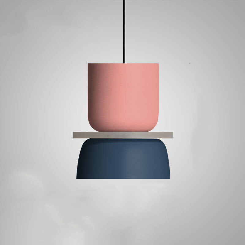 Moderne skandinavisk pendellampe over spisebordet, elegant LED-belysning som fremhever spisestuen.
