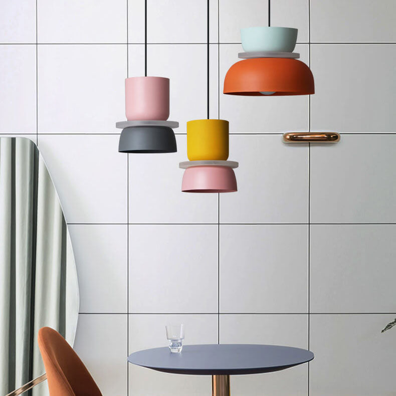 Detalj av moderne skandinavisk pendellampe, fargerik macaron taklampe med effektiv LED-lyskilde.