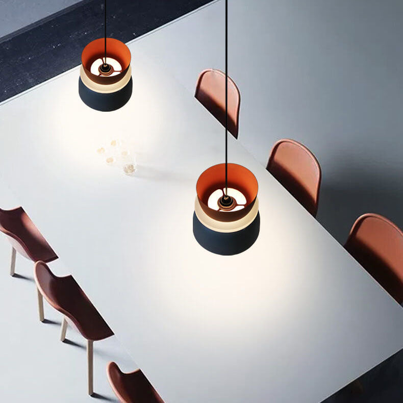 Flere fargerike macaron pendellamper i moderne skandinavisk design, flott interiør belysning.