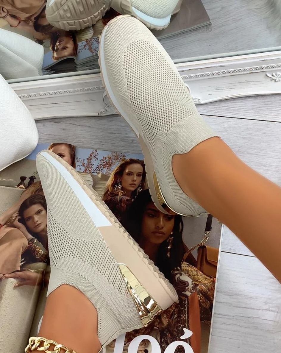 Stilige slip-on joggesko til dame i moderne design, ideelle for enkel påkledning og hverdag.