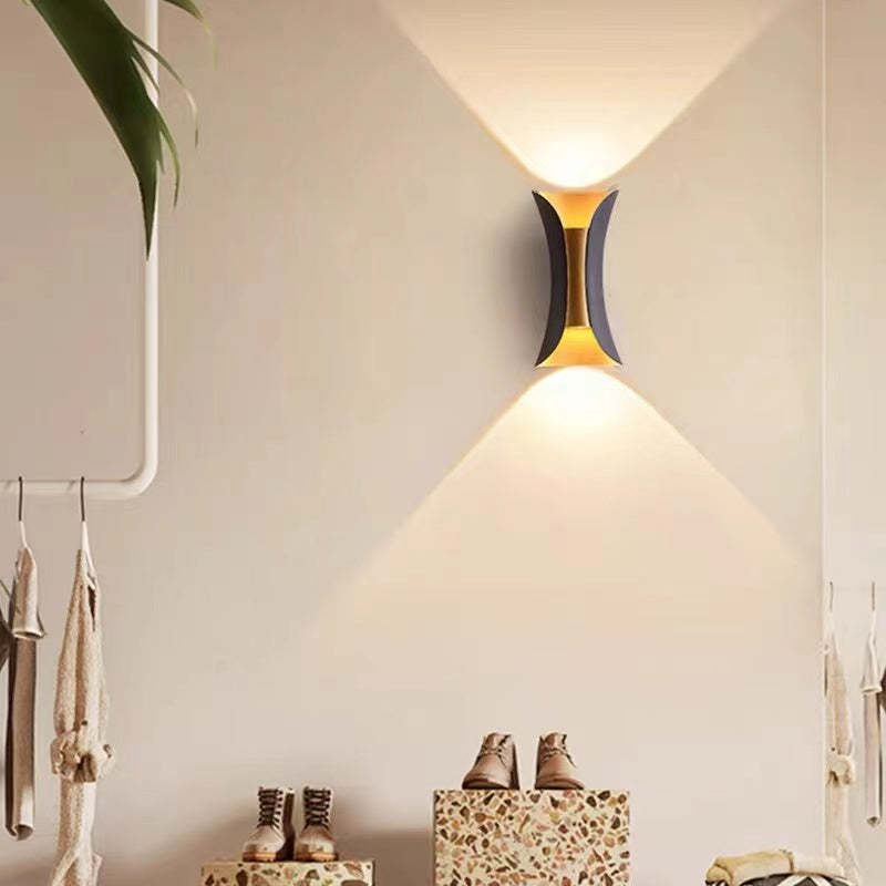 Moderne sort og gull LED vegglampe for utendørs bruk, IP65 værbestandig, stilfull design for hagebelysning.