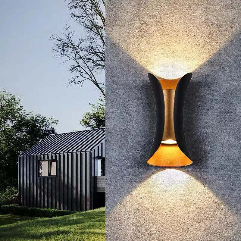 Moderne sort og gull LED vegglampe for utendørs bruk, IP65 værbestandig, stilfull design for hagebelysning.