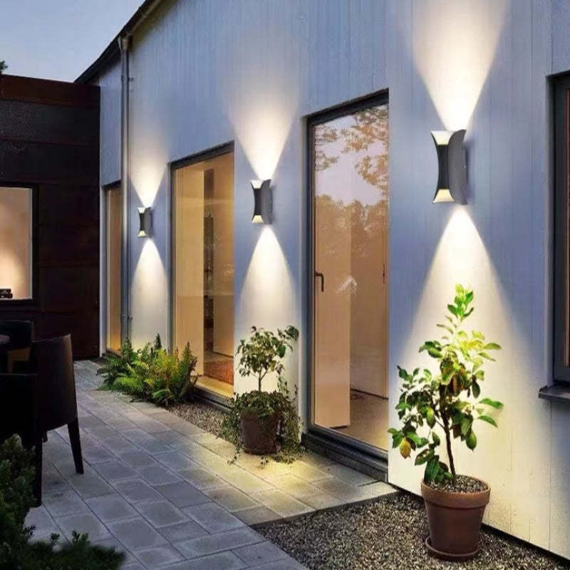 Moderne sort og gull LED vegglampe for utendørs bruk, IP65 værbestandig, stilfull design for hagebelysning.