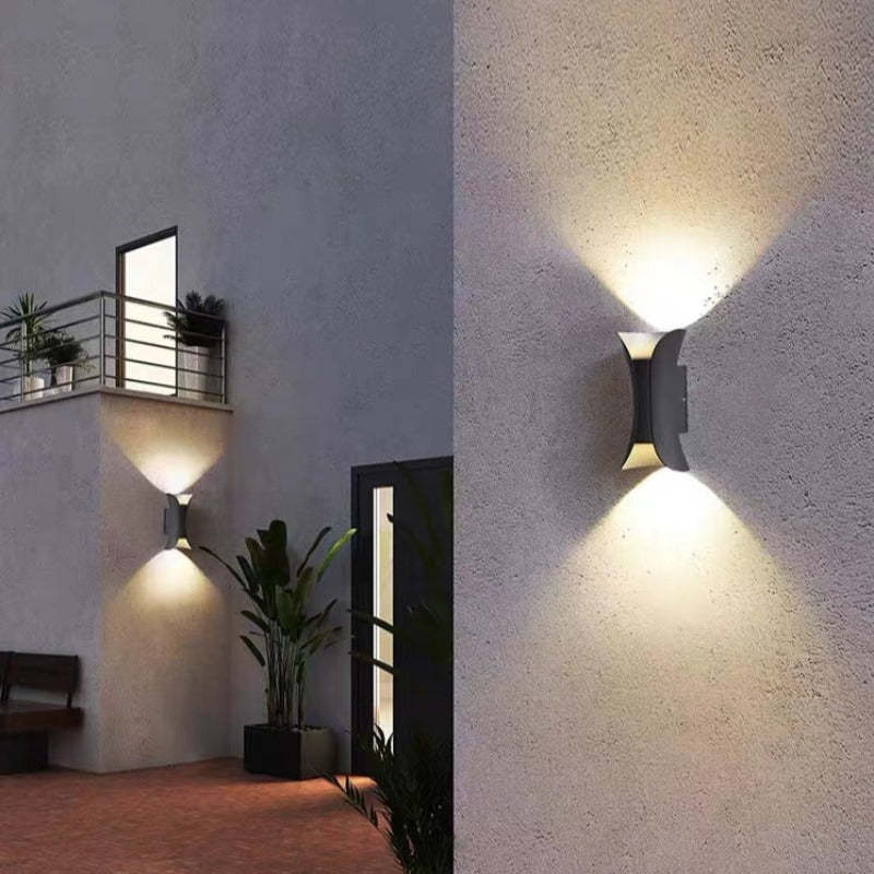 Moderne sort og gull LED vegglampe for utendørs bruk, IP65 værbestandig, stilfull design for hagebelysning.