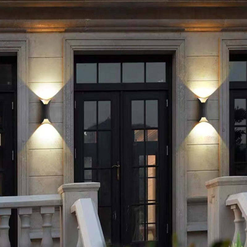Moderne sort og gull LED vegglampe for utendørs bruk, IP65 værbestandig, stilfull design for hagebelysning.
