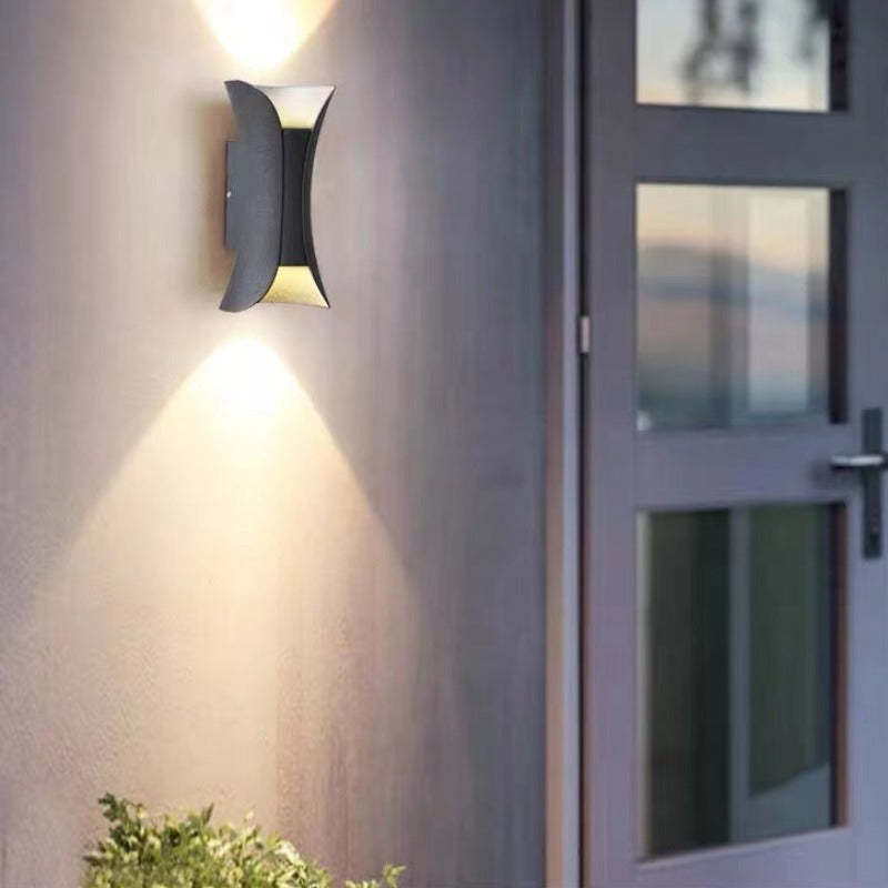 Moderne sort og gull LED vegglampe for utendørs bruk, IP65 værbestandig, stilfull design for hagebelysning.