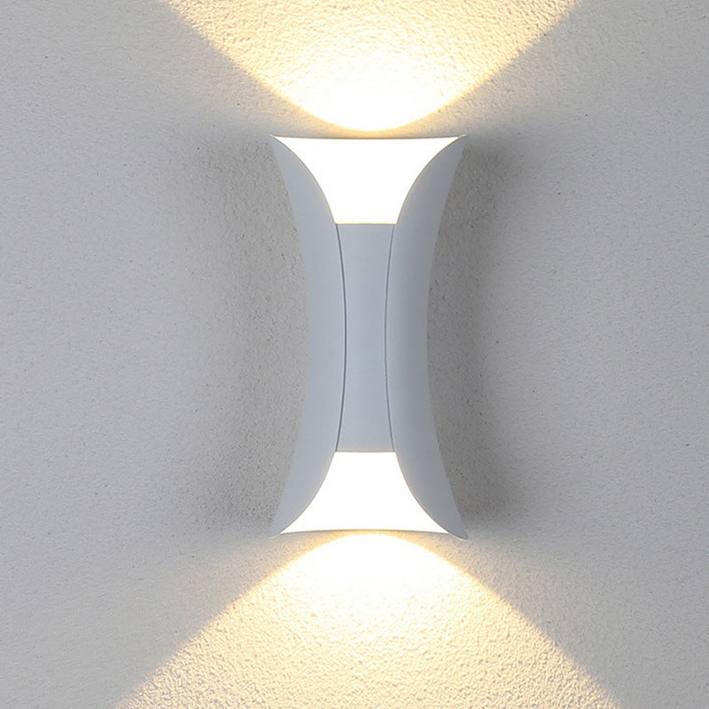 Moderne sort og gull LED vegglampe for utendørs bruk, IP65 værbestandig, stilfull design for hagebelysning.