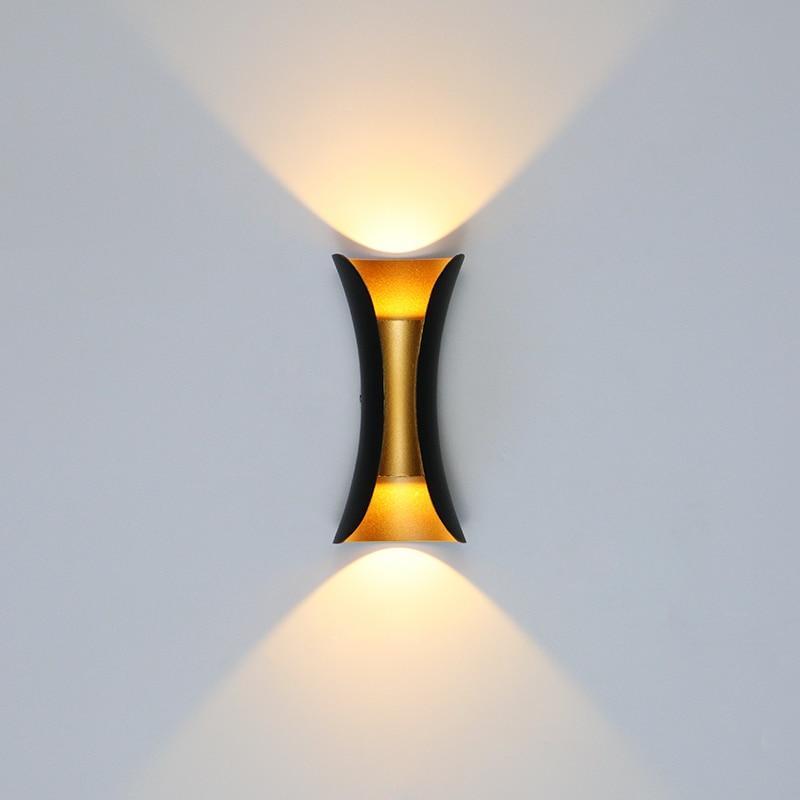 Moderne sort og gull LED vegglampe for utendørs bruk, IP65 værbestandig, stilfull design for hagebelysning.
