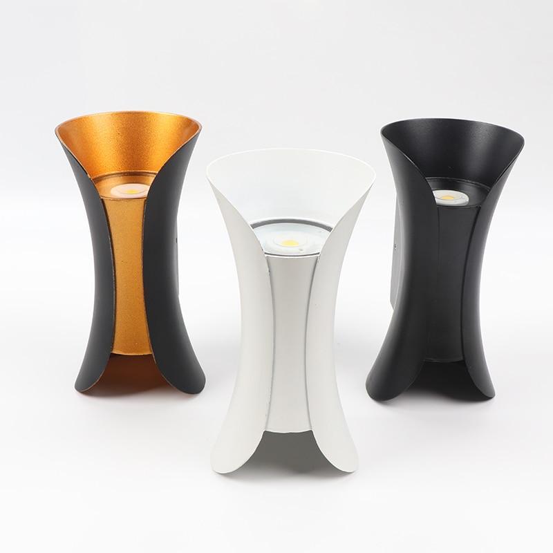 Moderne sort og gull LED vegglampe for utendørs bruk, IP65 værbestandig, stilfull design for hagebelysning.