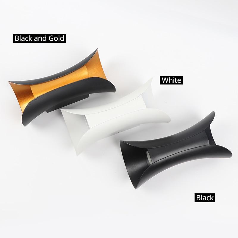 Moderne sort og gull LED vegglampe for utendørs bruk, IP65 værbestandig, stilfull design for hagebelysning.