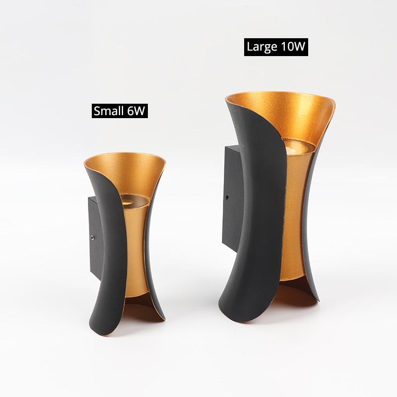 Moderne sort og gull LED vegglampe for utendørs bruk, IP65 værbestandig, stilfull design for hagebelysning.