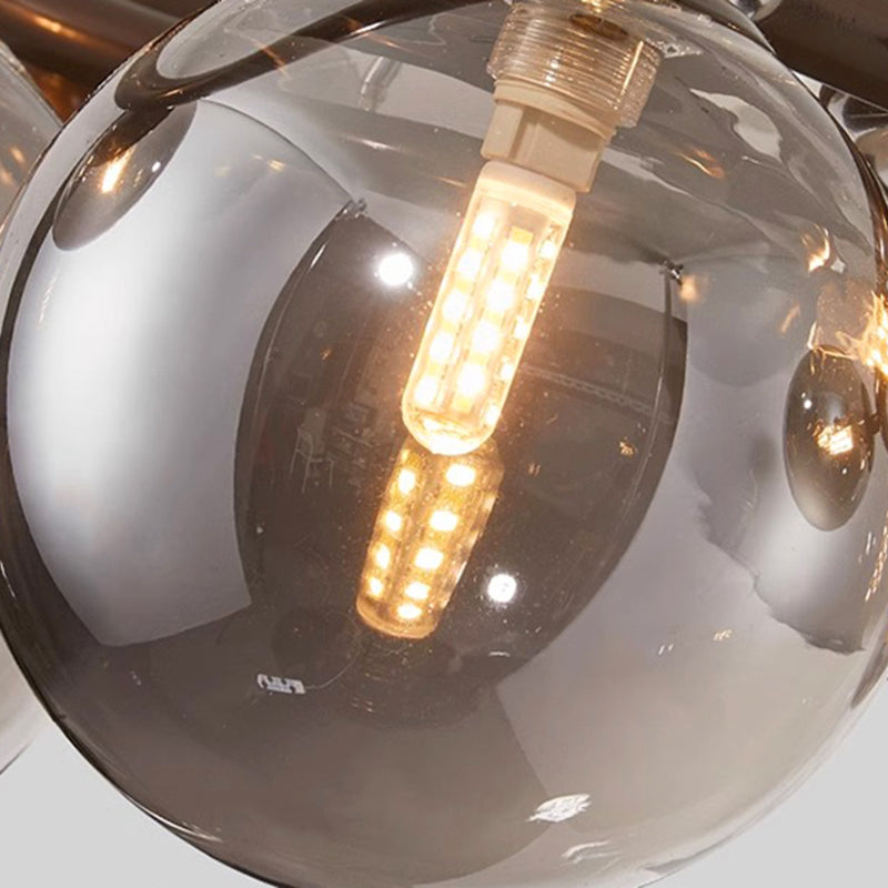 "Moderne spisebordslampe med tre justerbare ringer, stilrent design og holdbar kvalitet for minimalistisk interiør."