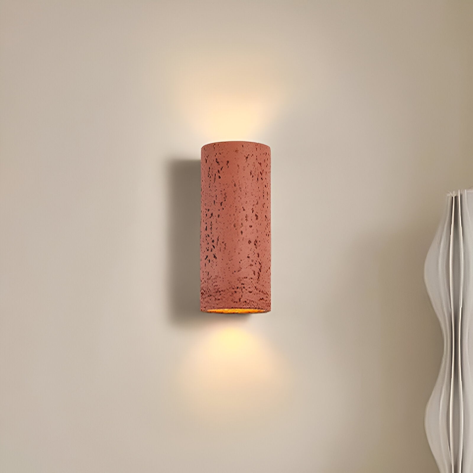 Minimalistisk LED designlampe som gir energieffektivt stemningslys med opp-og-ned effekt.