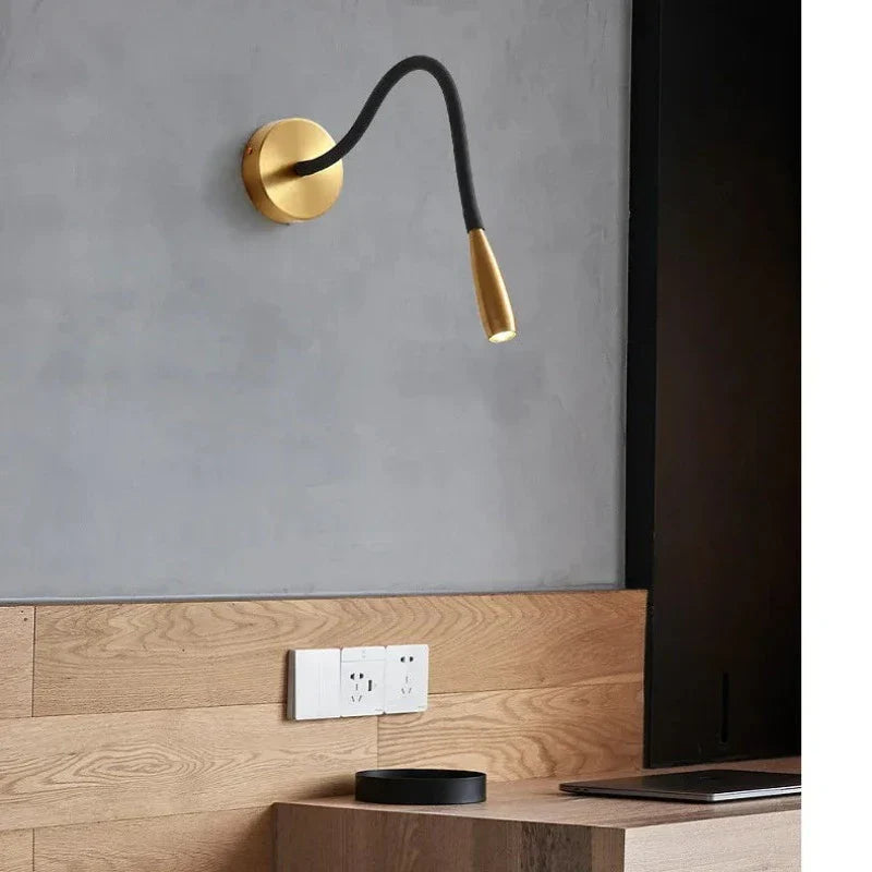 Stilren, moderne LED-vegglampe med justerbar arm i svart, energieffektiv belysning for interiør.