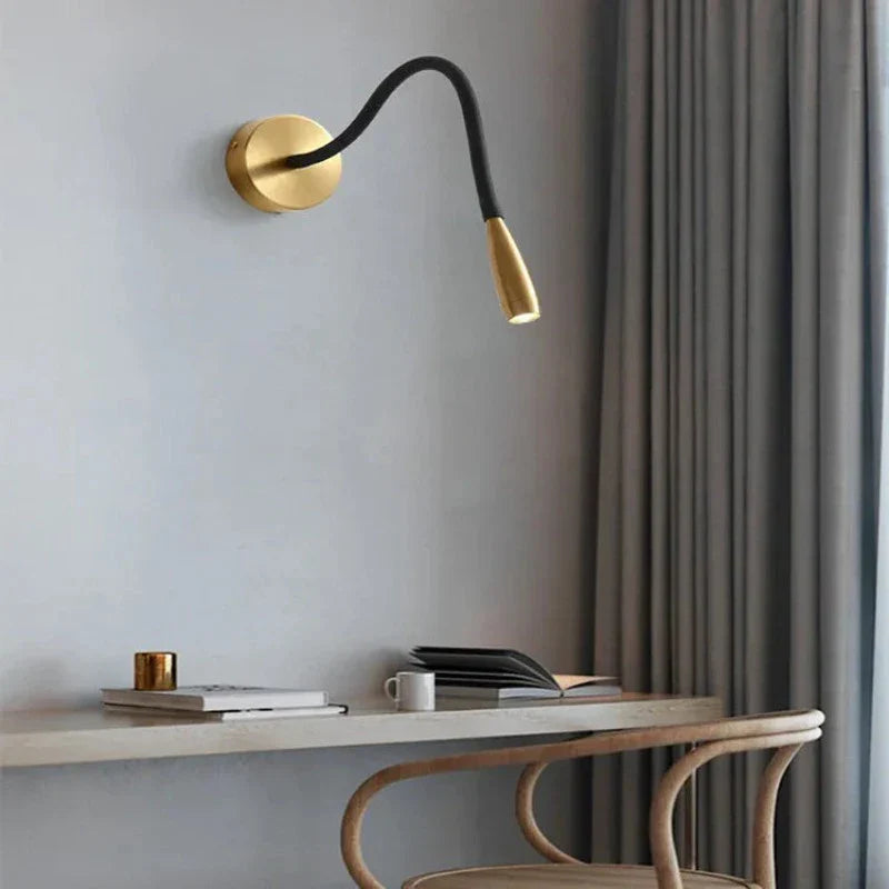 Elegant justerbar LED-vegglampe i svart for moderne hjemmeinnredning; funksjonell belysning.