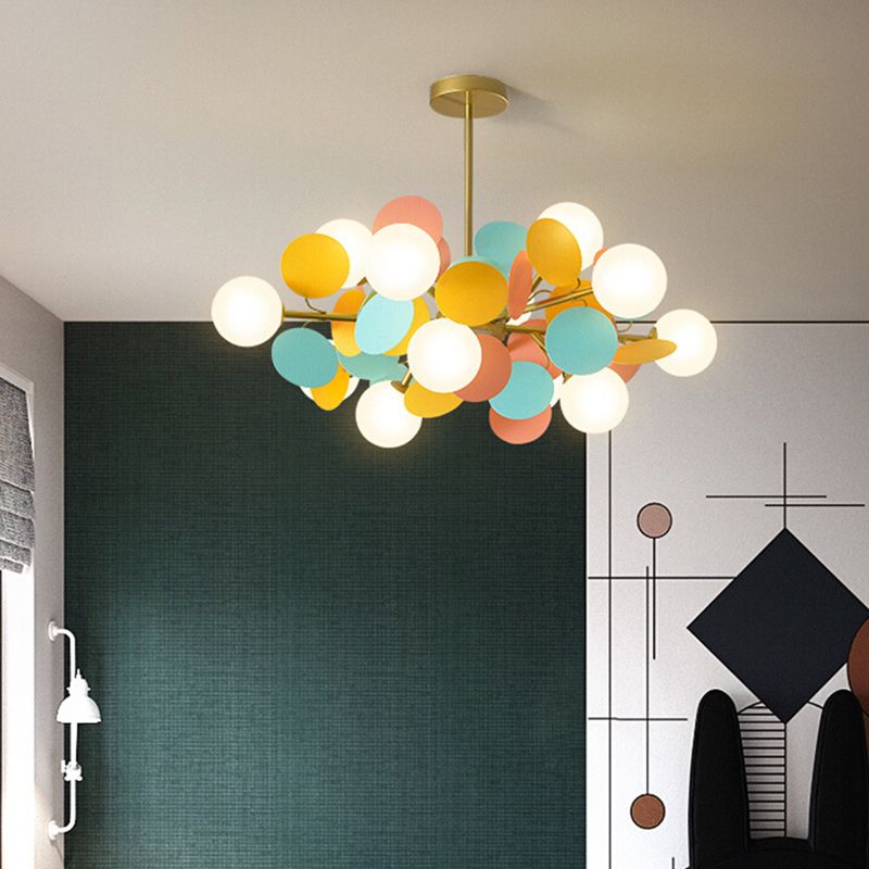 Stilren pendellampe for stue, skaper varm og innbydende belysning. En moderne designlampe.