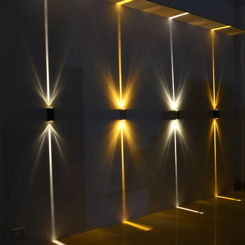 Moderne svart utendørs vegglampe for fasadebelysning, værbestandig design gir elegant lys på terrassen.