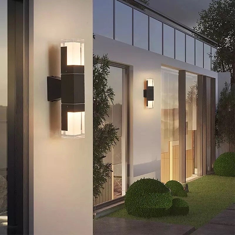 Energibesparende vegglampe med bevegelsessensor, elegant moderne stil for hage og inngang.