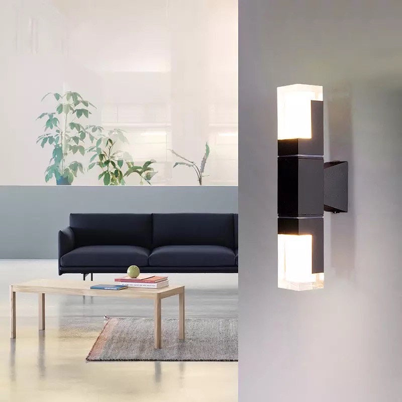 Stilig utendørsbelysning: Vegglampe med bevegelsessensor, moderne design og vanntett finish.